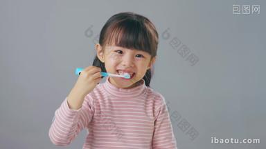 刷牙的小女孩